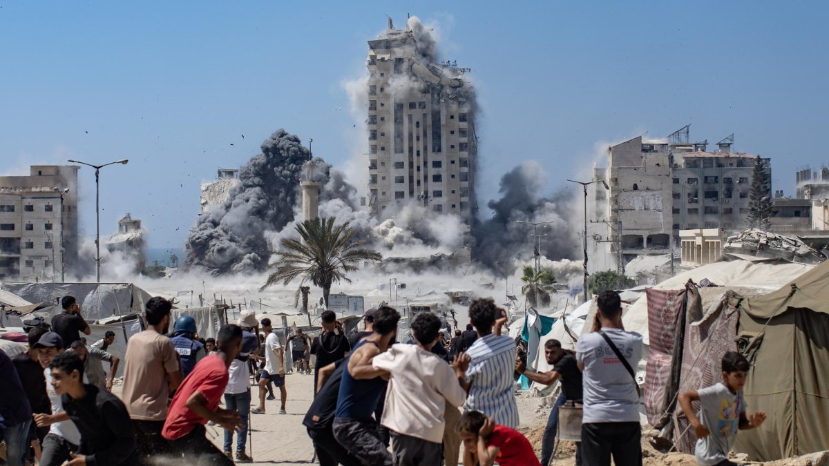 Palestinos reaccionan al humo que se eleva desde la Torre Mushtaha tras un ataque aéreo israelí en el oeste de la ciudad de Gaza, Franja de Gaza, el 5 de septiembre de 2025.