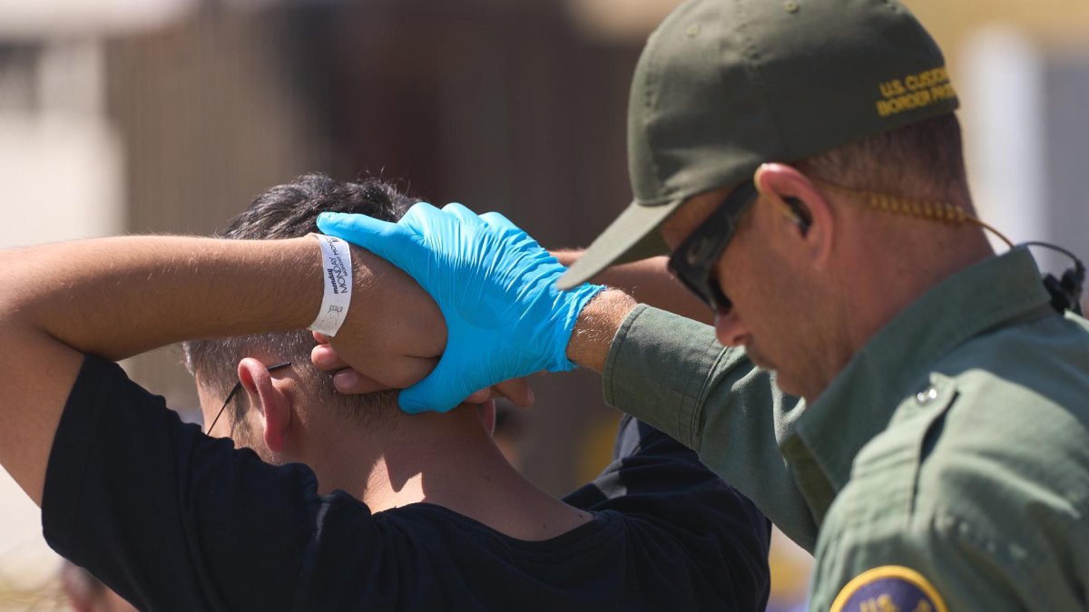 Fotografía de archivo de autoridades de EE.UU. en el proceso de retención de migrantes.