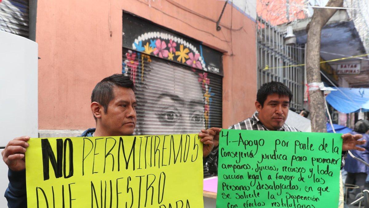 Vecinos desalojados protestan después de un desalojo en el Centro Histórico de la Ciudad de México (México).