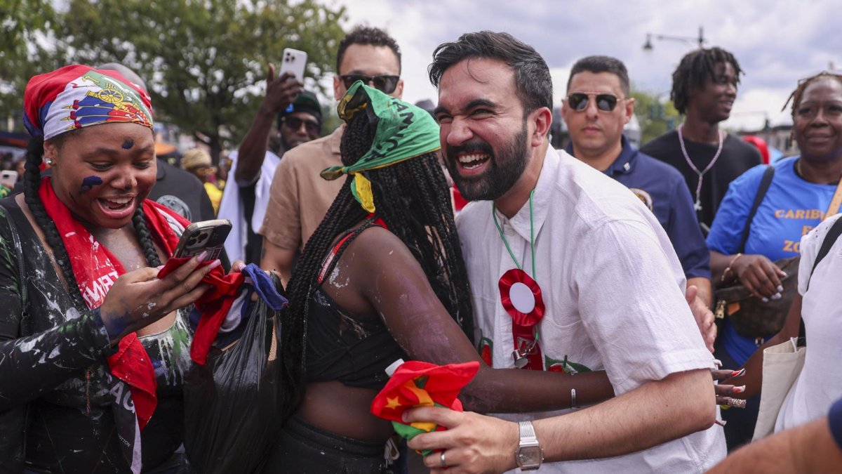 Fotografía del candidato a la alcaldía de Nueva York Zohran Mamdani (d)