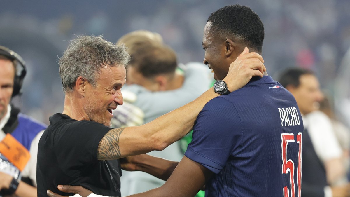 El estratega español del PSG, Luis Enrique (i), felicita al defensa ecuatoriano Willian Pacho.