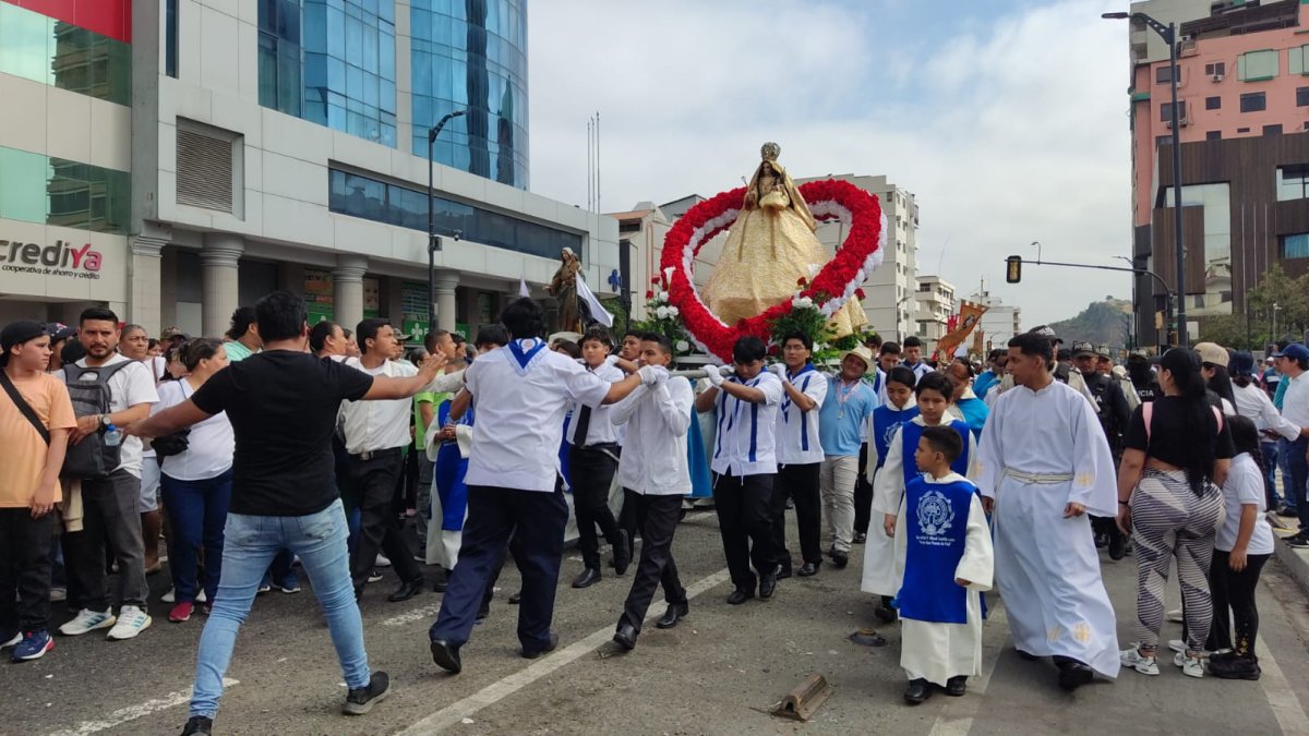 Fieles católicos marchan en el centro de Guayaquil durante la procesión mariana en honor a la Virgen.