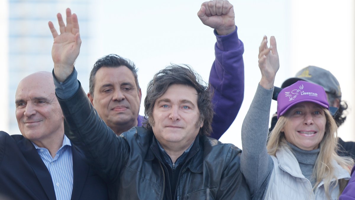 Milei cerró la campaña de las elecciones legislativas en Lomas de Zamora, provincia de Buenos Aires, pese a las advertencias de seguridad por los enfrentamientos con seguidores peronistas.