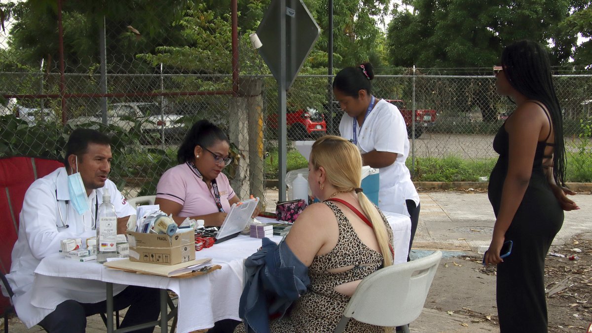 Migrantes reciben atención médica y participan en jornadas de vacunación en Tapachula, Chiapas