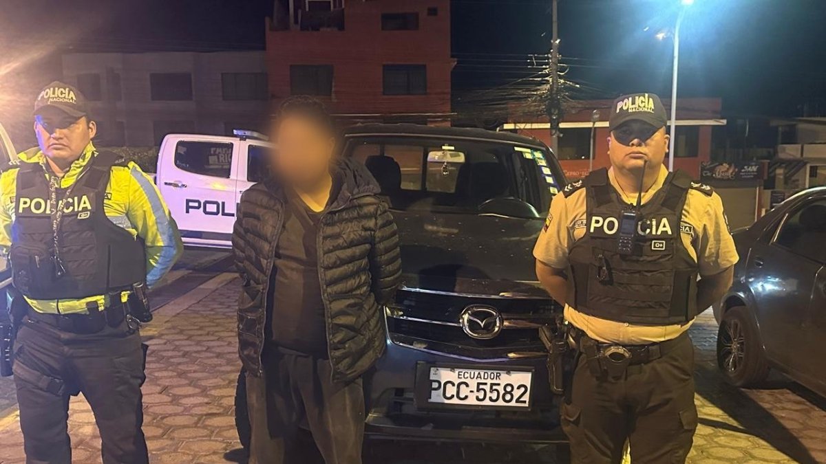En otro operativo en Calderón, la Policía aprehendió a un hombre con antecedentes penales y se recuperó un vehículo reportado como robado.