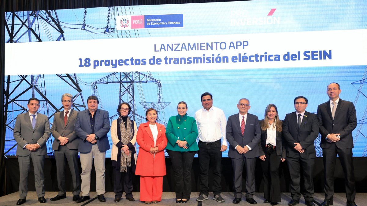 Autoridades de la Dirección General de Electricidad posan durante la presentación de los 18 proyectos de transmisión eléctrica