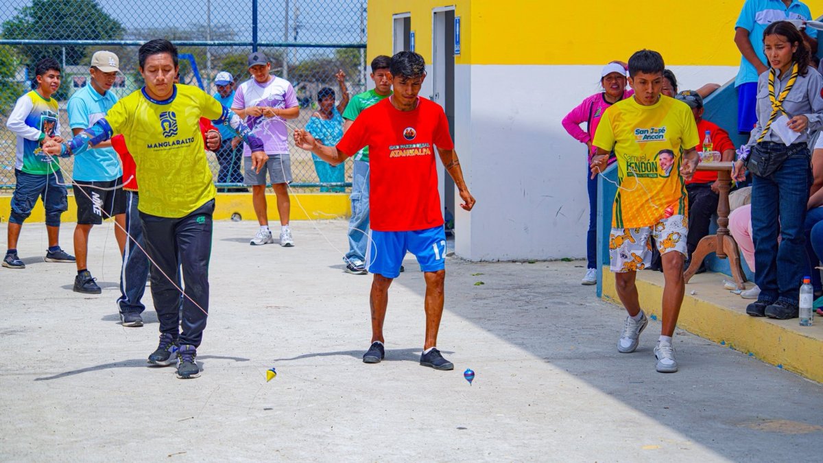 Juego. Decenas de habitantes practicaron el juego del trompo en el festival.