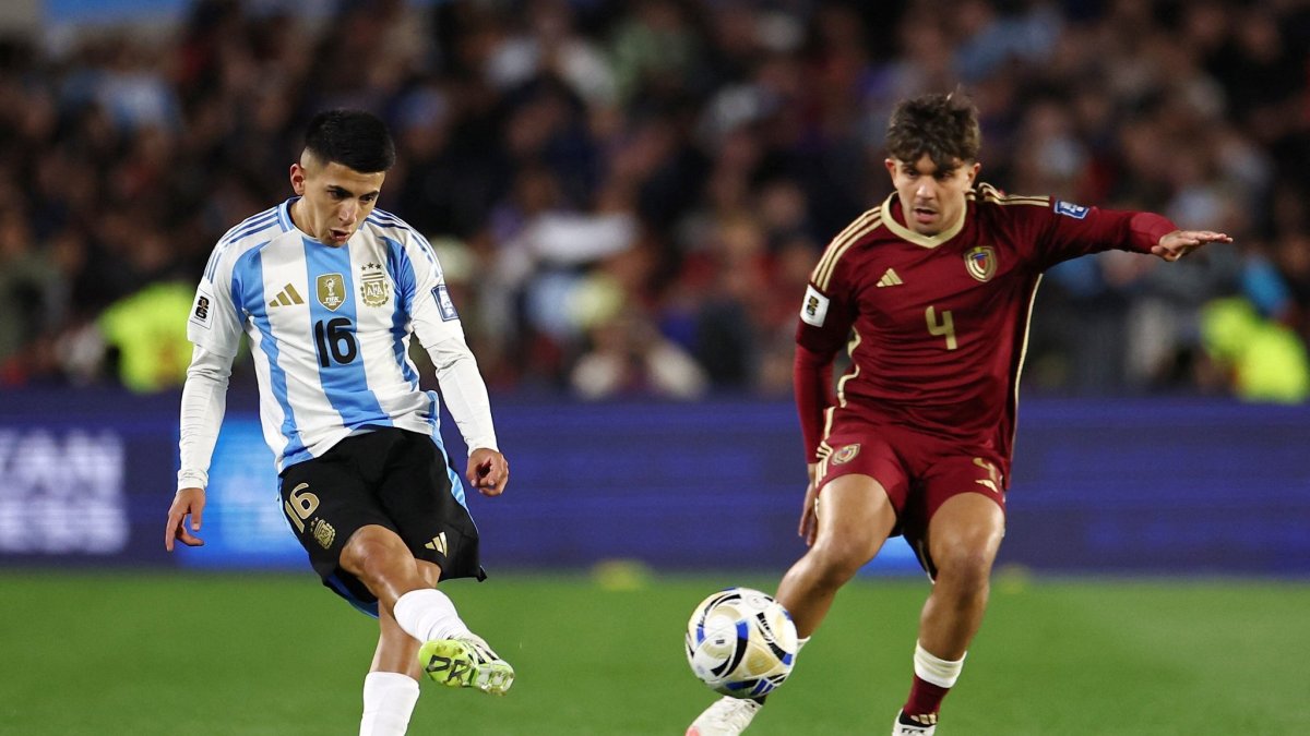 Thiago Almada (i) asumiría un rol más protagonista ante la Tri, como posible reemplazo de Messi.