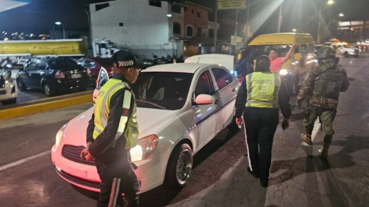 Agentes civiles de tránsito, policías y militares realizaron los controles.