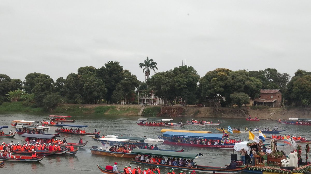 La procesión náutica tuvo asistencia tanto en las lanchas como en el malecón de Daule.