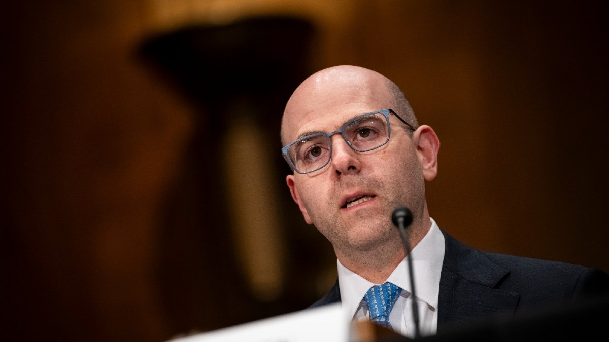 El presidente de Estados Unidos, Donald Trump, nominó al economista Stephen Miran para cubrir temporalmente un puesto en la FED.