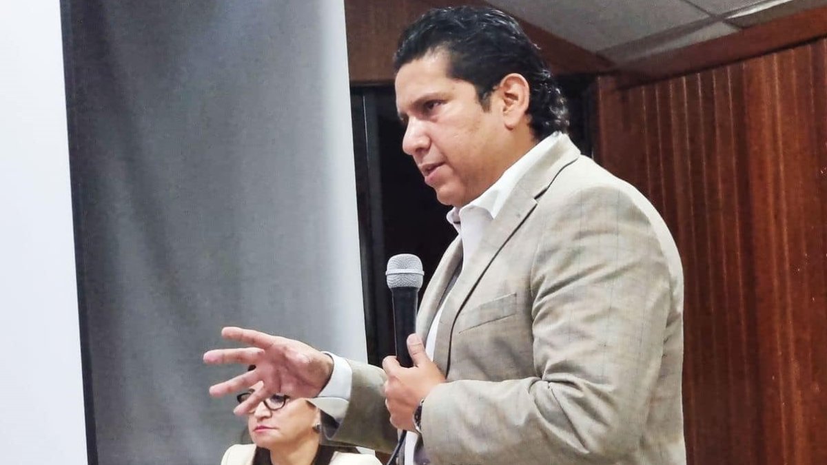 El asambleísta de ADN, Adrián Castro, solicitó a Fiscalía investigar a Richard Gómez, a quien el Ministerio de Trabajo señala por supuestamente haber vaciado una cuenta del Comité de empresa de CNEL.