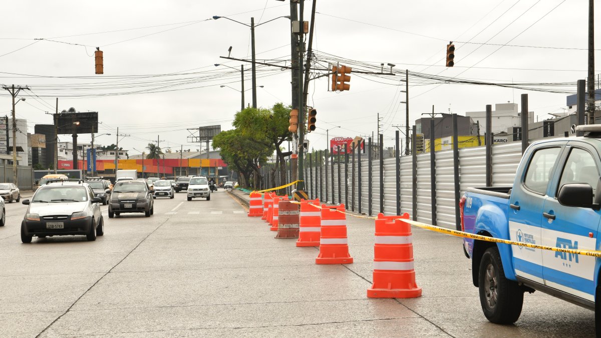 Decenas de metros lineales de planchas ya fueron instaladas en la avenida Juan Tanca Marengo como parte de la preparación para los pasos elevados.