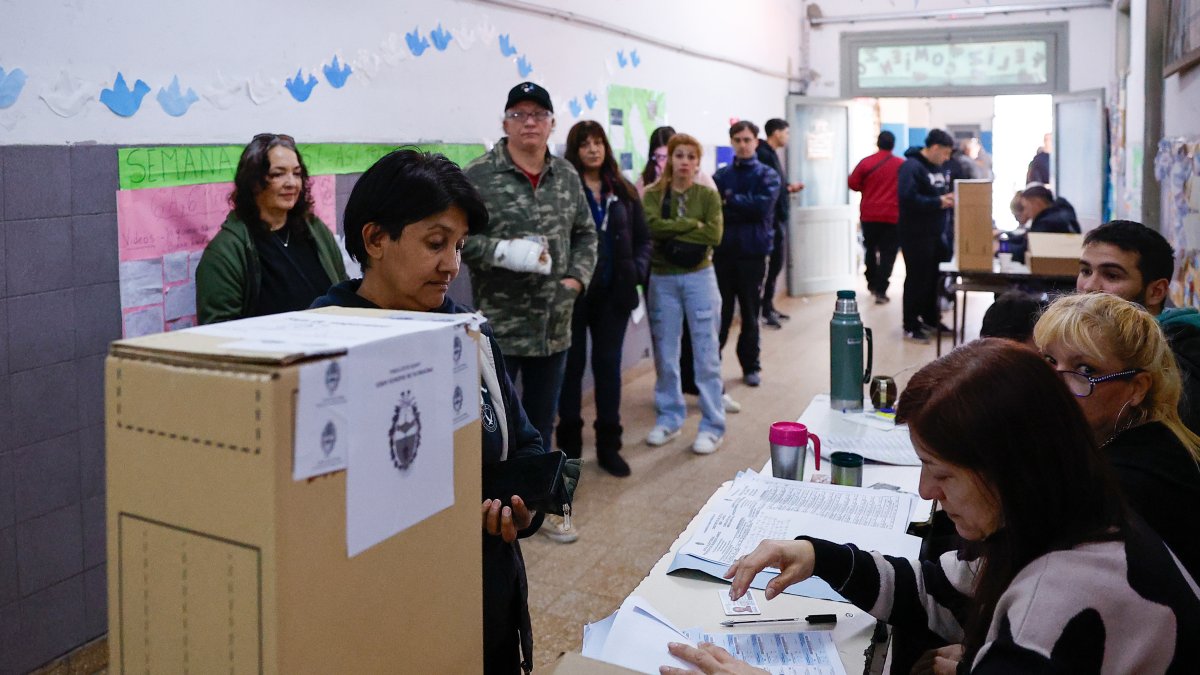 Los centros de votación abrieron a las 08:00, hora local, y estarán abiertos hasta las 18:00.