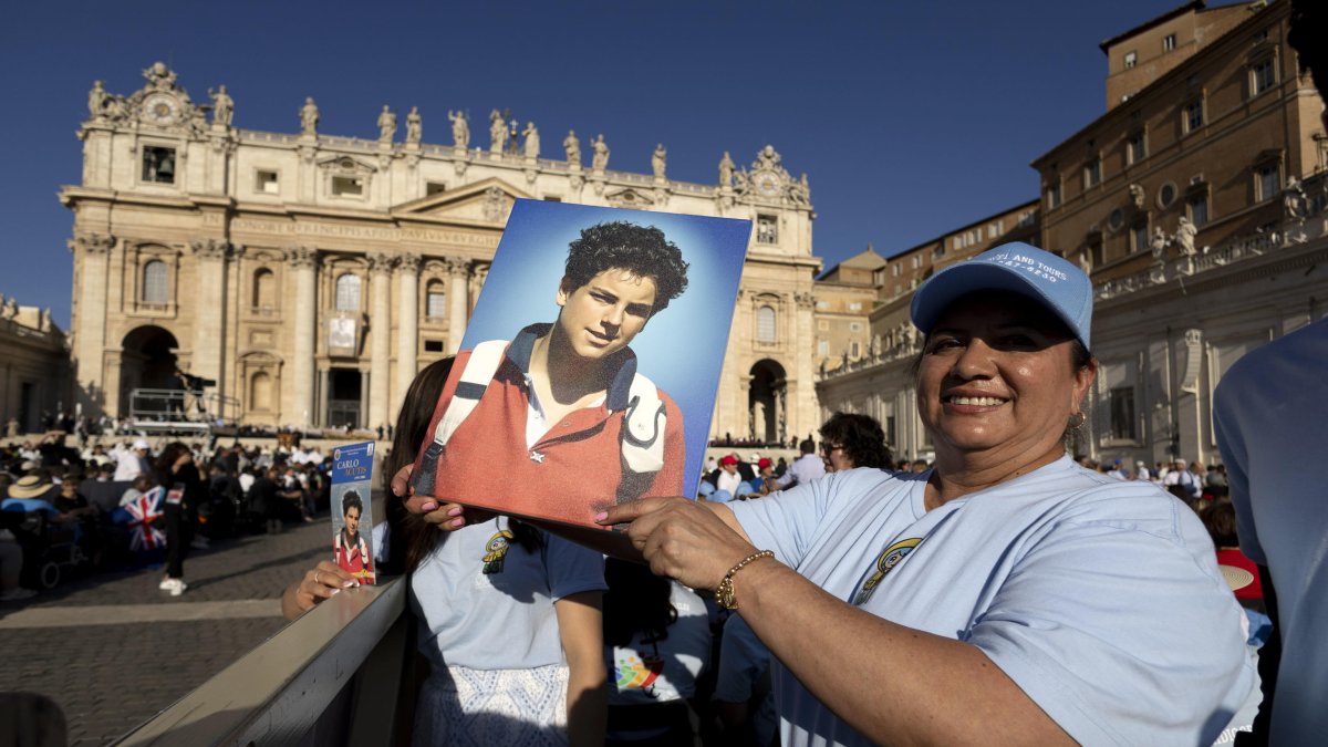 Asistentes a la canonización de Carlo Acutis portaron su fotografía como símbolo de admiración al primer santo milenial.