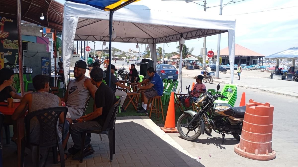 Un local de bebidas, ocupa parte de la calle