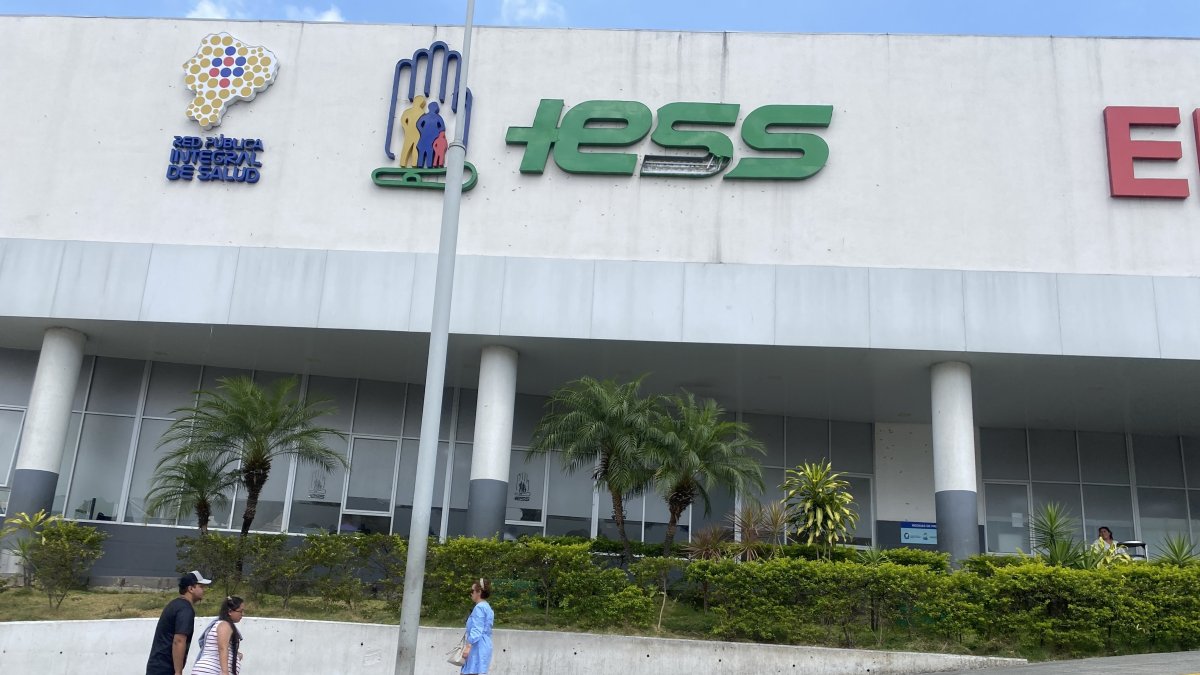 El hospital del Instituto Ecuatoriano de Seguridad Social se ubica en la av. del Bombero.