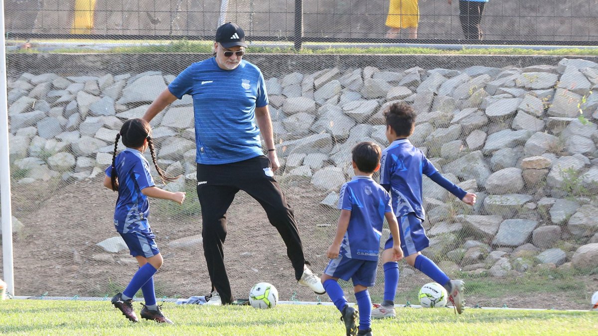 Juárez es empresario y entrenador de las escuelas del fútbol del Emelec.