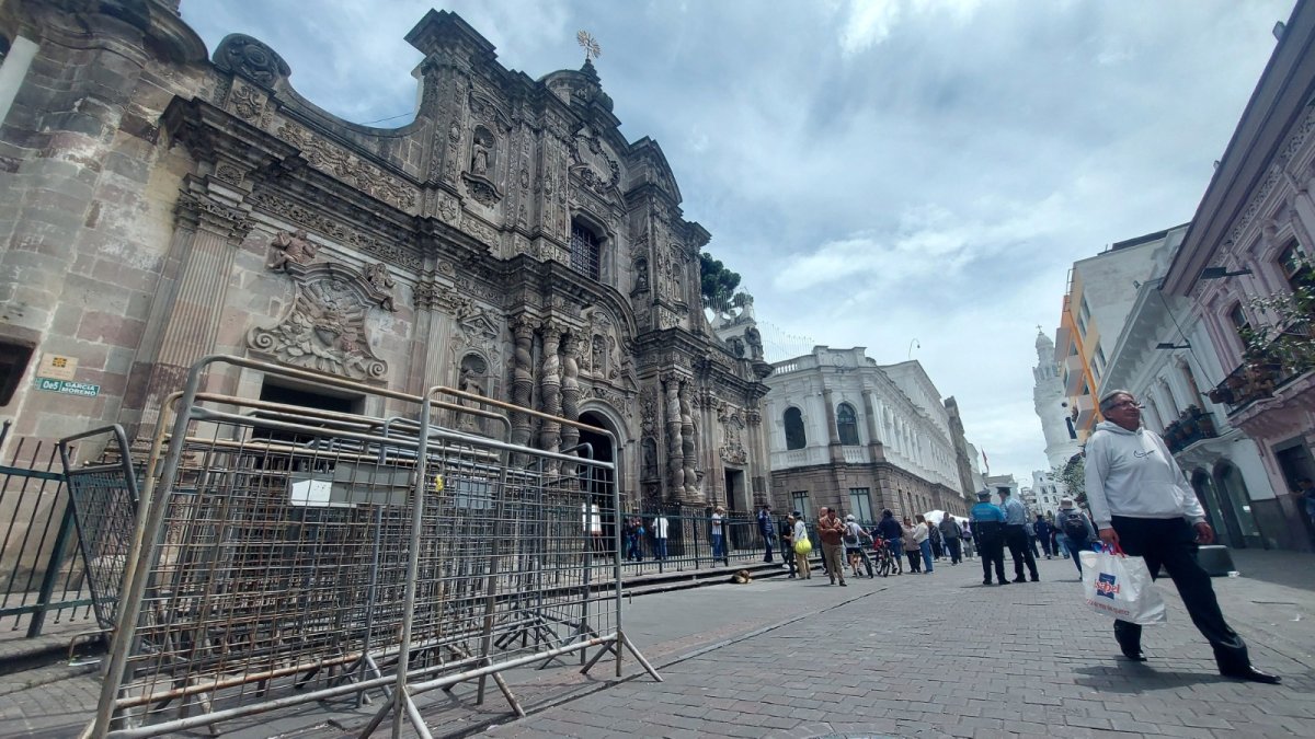 Si bien la iglesia de la Compañía no está vallada, las rejas se colocaron en el exterior.