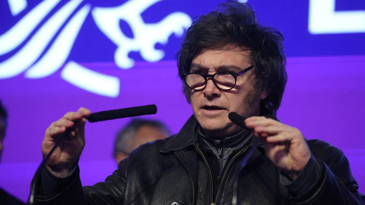 El presidente de Argentina, Javier Milei, habla luego de conocer los resultados electorales de las elecciones legislativas este domingo.