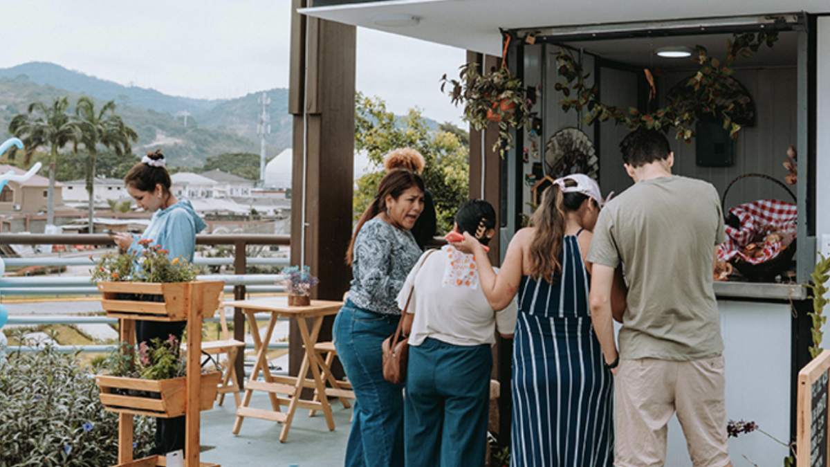 Familias disfrutaron de actividades recreativas durante el 'Peatonal Party' en la Vía a la Costa.