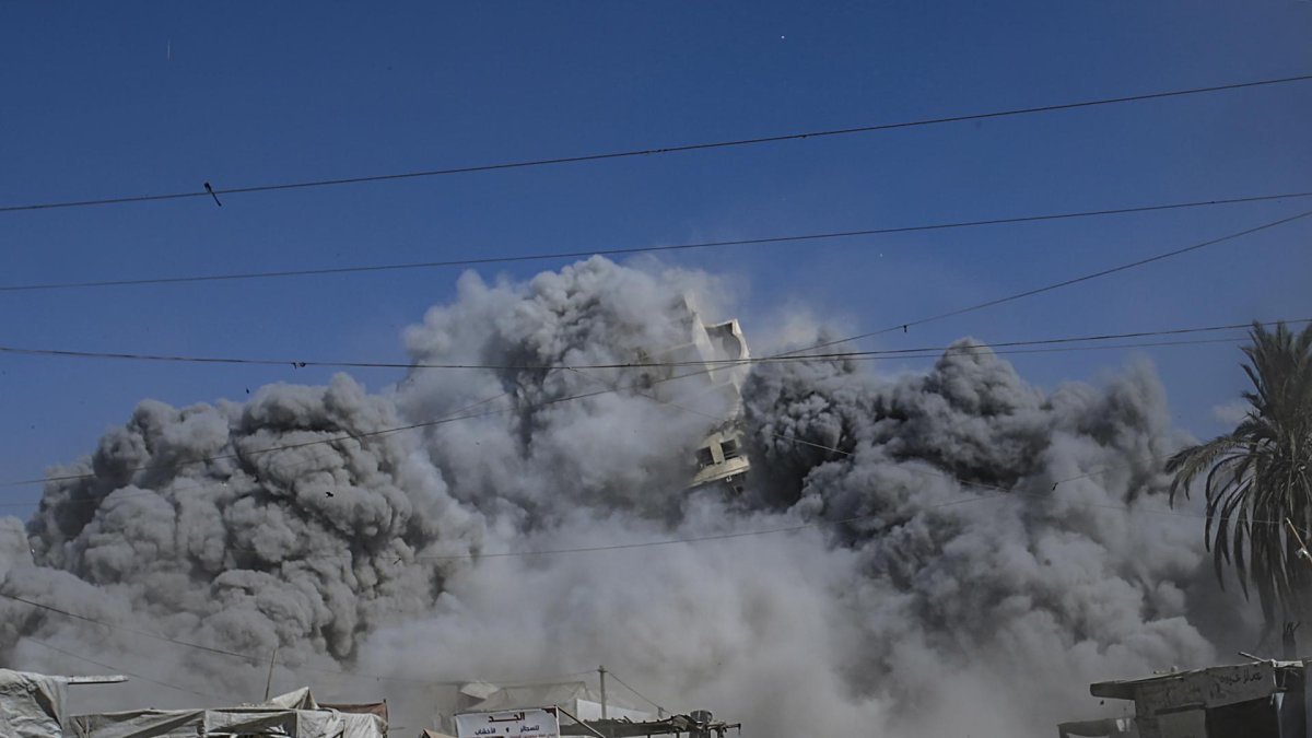 El edificio residencial al-Roya se derrumba tras un ataque aéreo israelí en el oeste de la ciudad de Gaza, el 8 de septiembre de 2025.