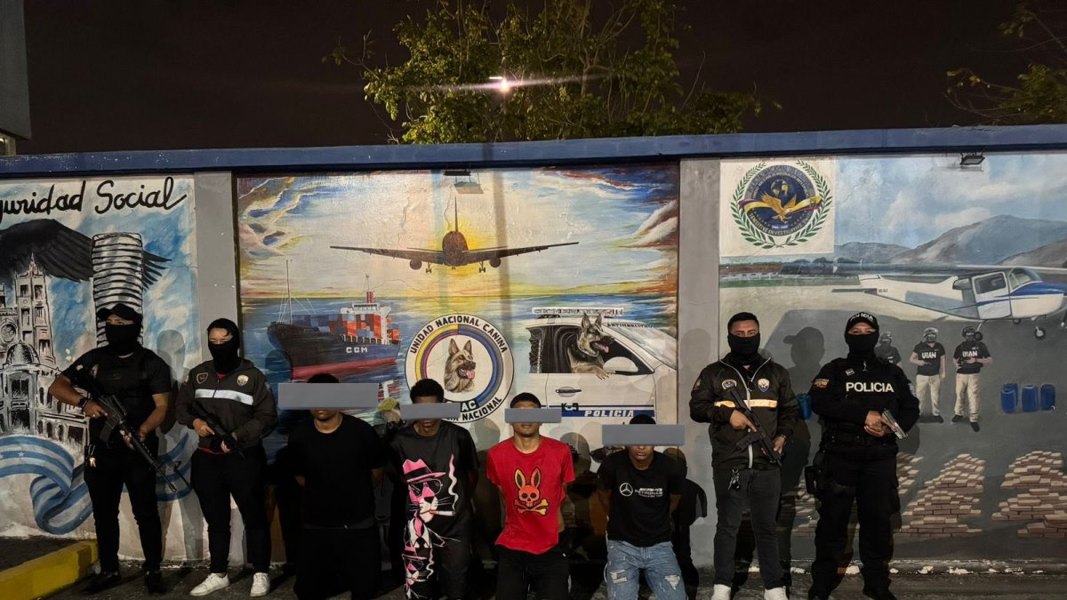 las autoridades desplegaron varios operativos policiales que permitieron localizar uno de los vehículos involucrados y detener a tres adultos y un adolescente.