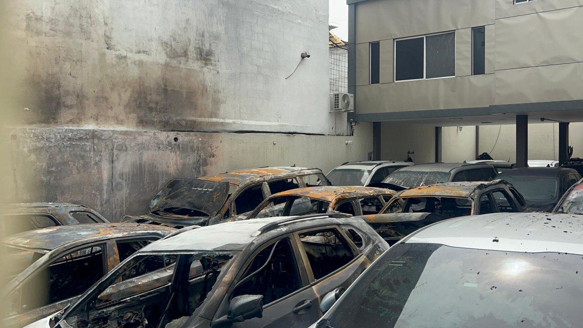 Las llamas consumieron a los vehículos que estaban en el patio de vehículos ubicado en 6 de Marzo y Letamendi.