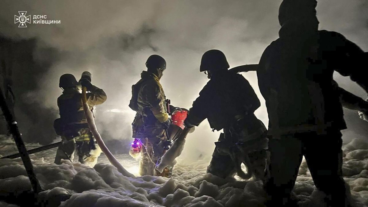 Rescatistas ucranianos trabajando para extinguir un incendio después de un ataque ruso en Kiev, Ucrania, el 8 de septiembre de 2025.