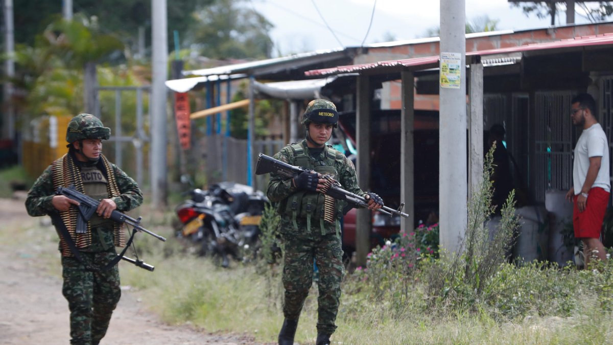Militares que vigilan una zona rural donde operan disidentes de las FARC en el departamento de Cauca