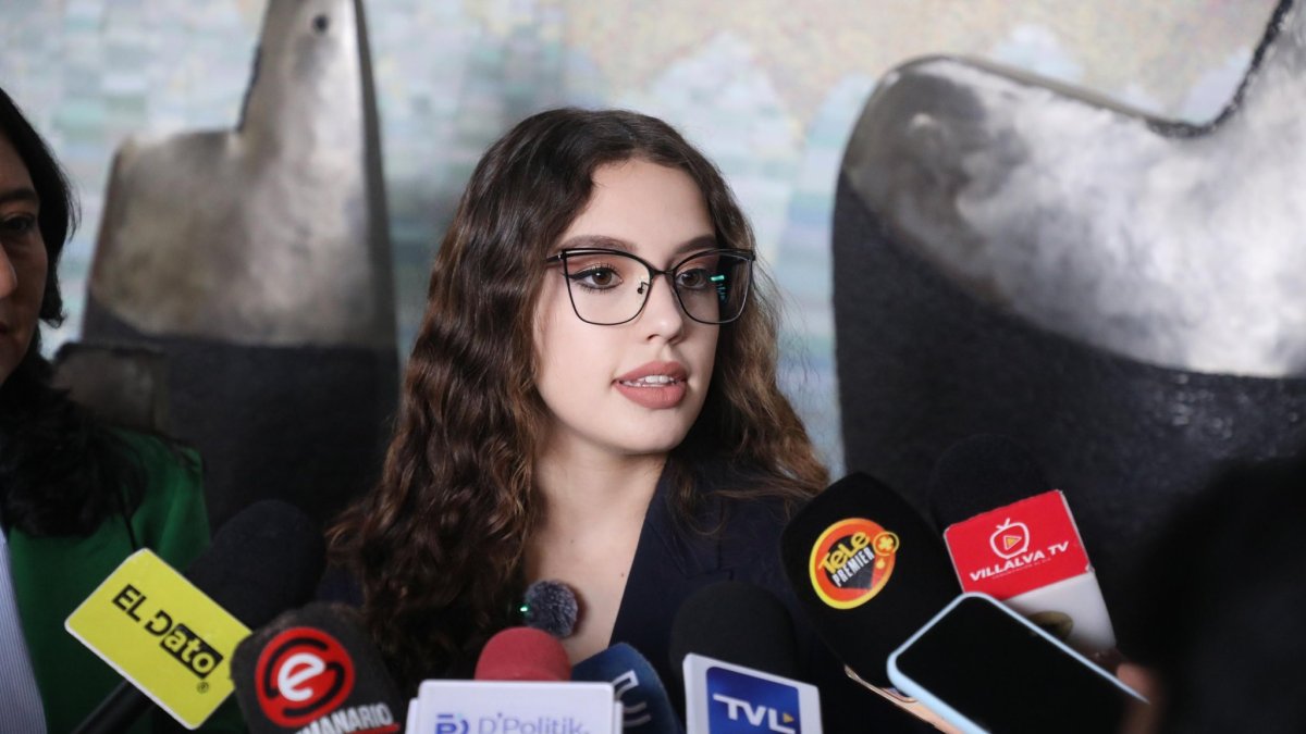 Organizaciones sociales de Cuenca recolectan firmas para la revocatoria de cuatro asambleístas, entre ellos Camila León.