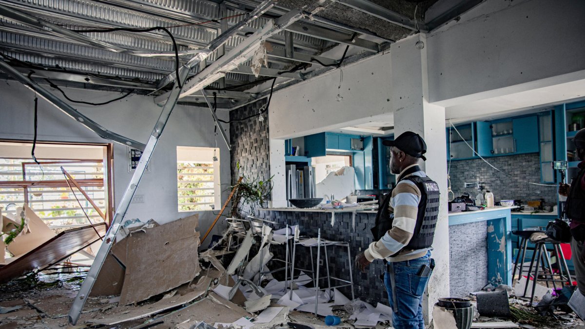 Policía de Haití recorriendo la residencia que había sido ocupada por 'Didi', líder de una banda, y que fue atacada con drones en Puerto Príncipe (Haití).