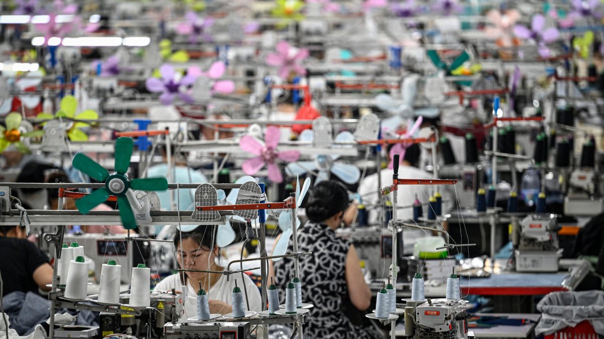 Trabajadores produciendo prendas en una fábrica textil de China, las que son económicas.