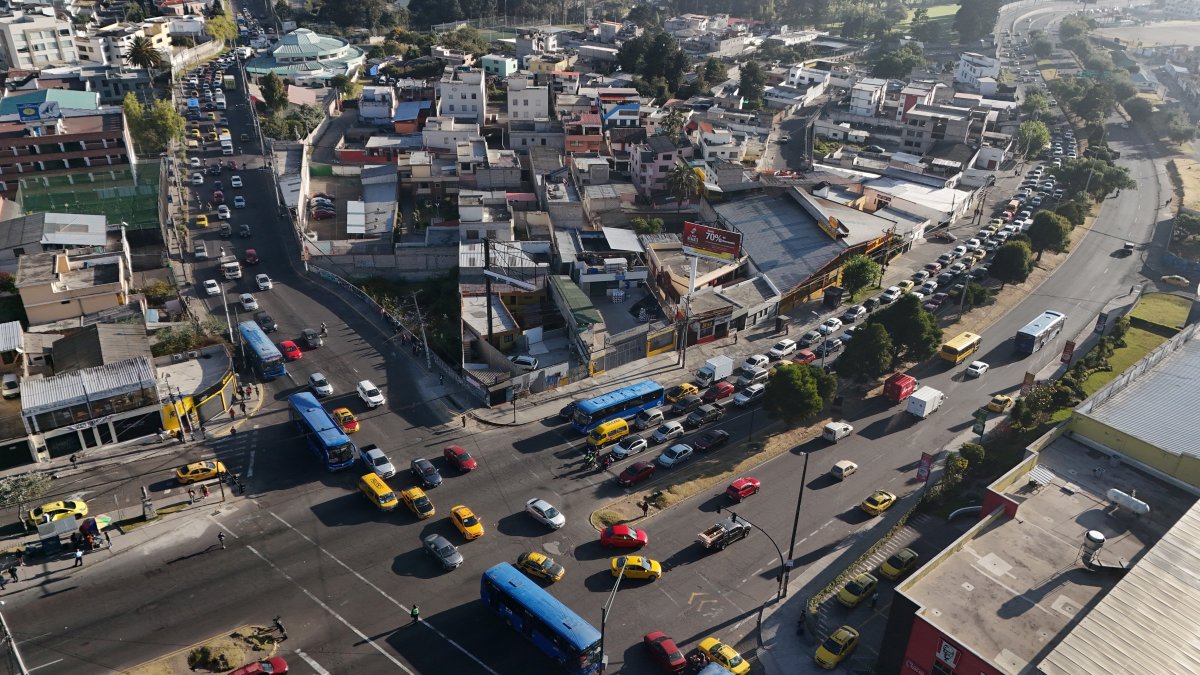 En la av. Mariscal Sucre y Rumihurco se forma una larga fila de vehículos en hora pico.