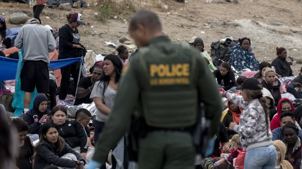 Un grupo de migrantes es detenido por la policía de Estados Unidos.