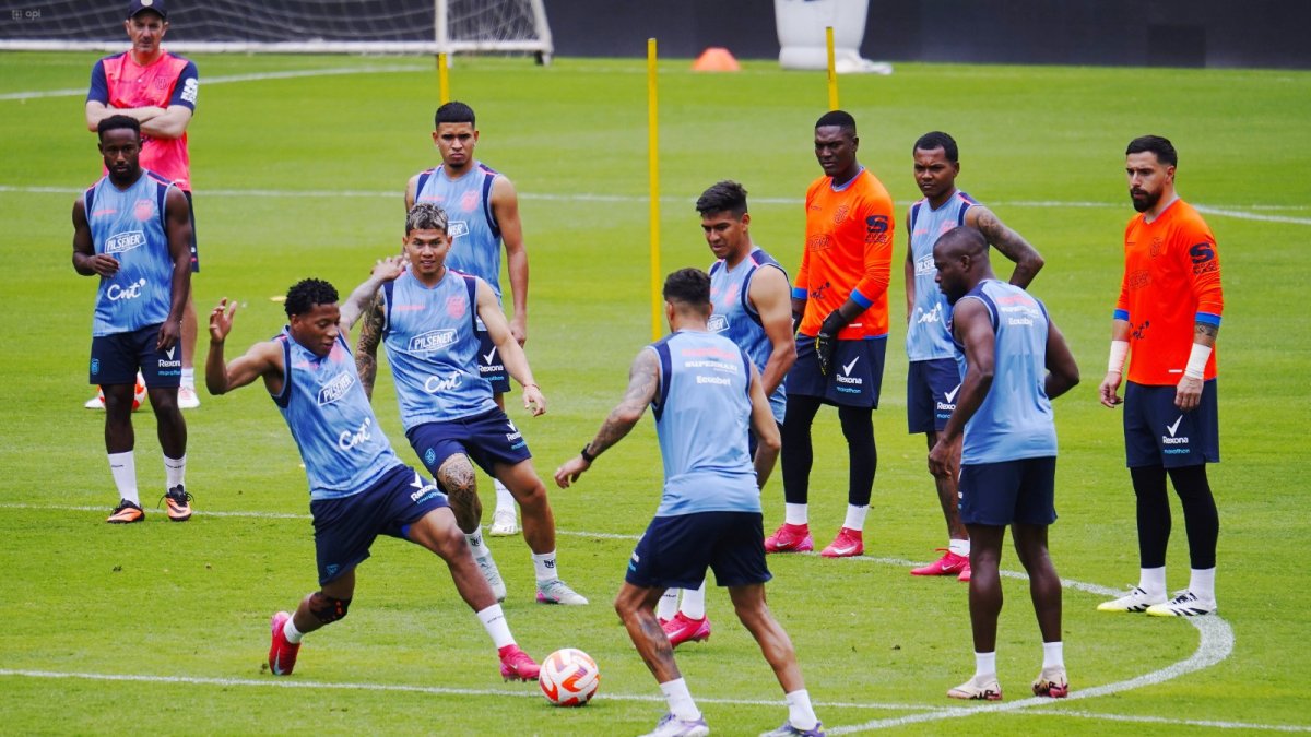 Los jugadores de la selección ecuatoriana de fútbol en uno de los últimos entrenamientos en la cancha del estadio Monumental, sede del partido de hoy ante Argentina en el cierre de Eliminatorias.