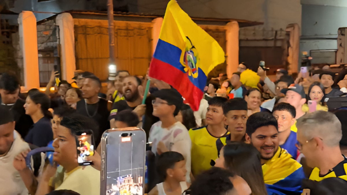 Hinchas gritan en contra del Técnico de la selección ecuatoriana.
