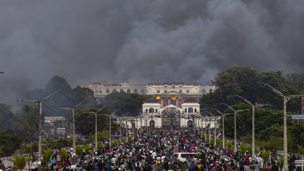 El fuego y el humo se elevan desde el palacio Singha Durbar, que alberga los edificios gubernamentales y del parlamento.