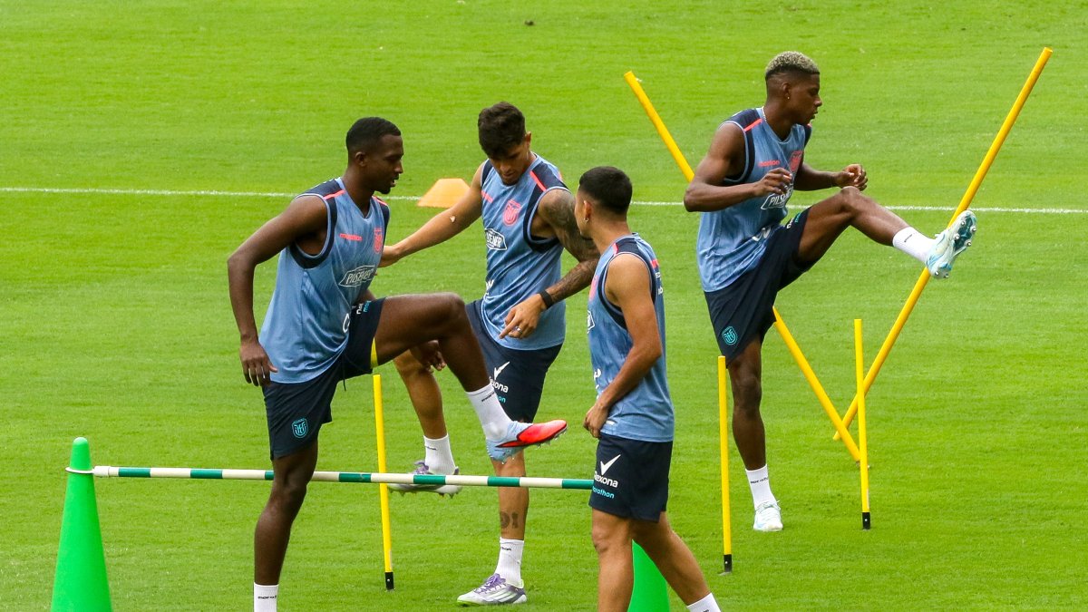 Los jugadores de la selección de Ecuador, Joel Ordóñez (i), Piero Hincapié (2-i), y Kendry Páez (2-d), participan en un entrenamiento este sábado, en el estadio Monumental en Guayaquil.