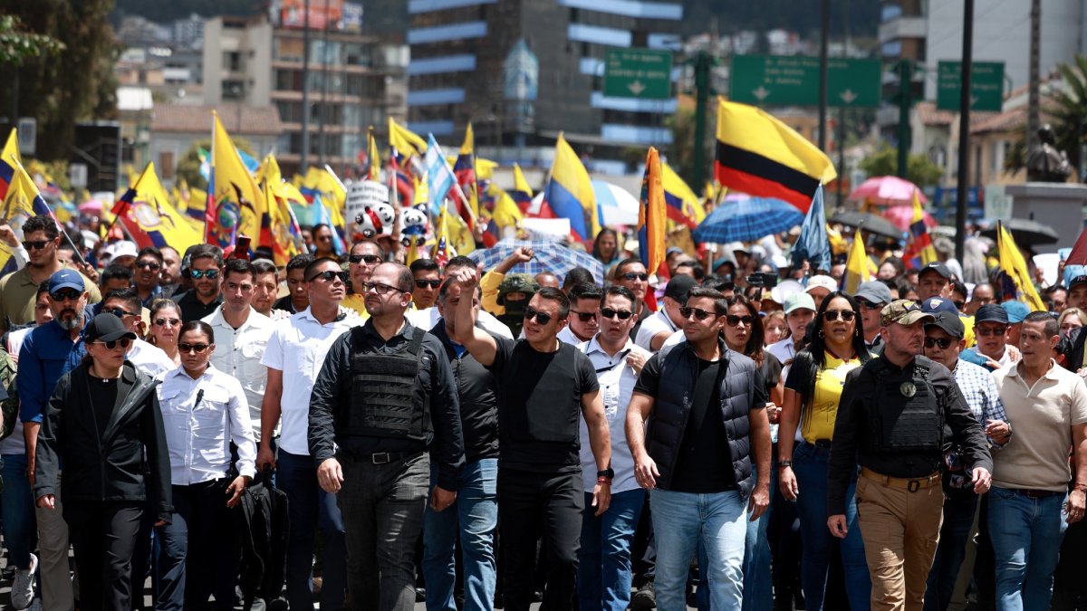 Ciudadanos participan en la primera marcha en Quito, en respaldo a la paz y la justicia propuesta por el Gobierno