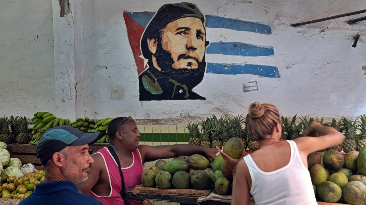 Un grupo de ciudadanos captado el pasado 6 de septiembre al comprar frutas en un mercado de La Habana (Cuba)