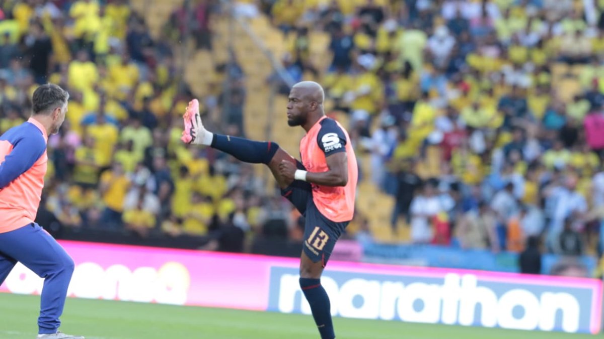Enner Valencia en el calentamiento antes del Ecuador vs Argentina.