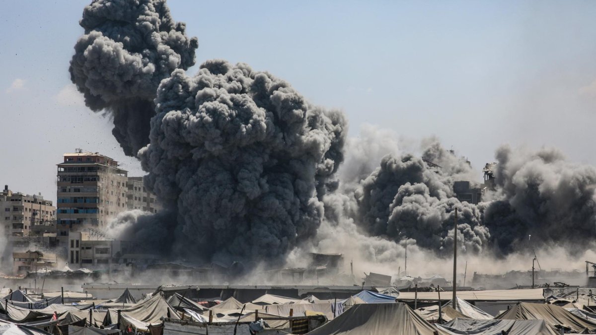 El humo se eleva en la Torre Harmony luego de un ataque aéreo israelí en el oeste de la ciudad de Gaza, Franja de Gaza, el 10 de septiembre de 2025.