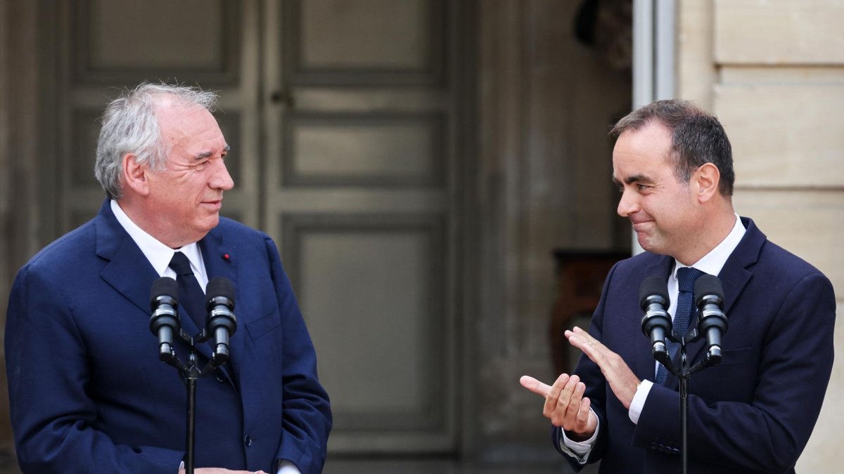 El nuevo primer ministro francés, Sebastien Lecornu (derecha), junto a su antecesor, Francois Bayrou.
