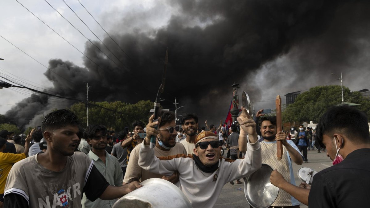 Manifestantes nepalíes frente al palacio Singha Durbar durante las violentas manifestaciones en Kathmandú, el 9 de septiembre de 2025.