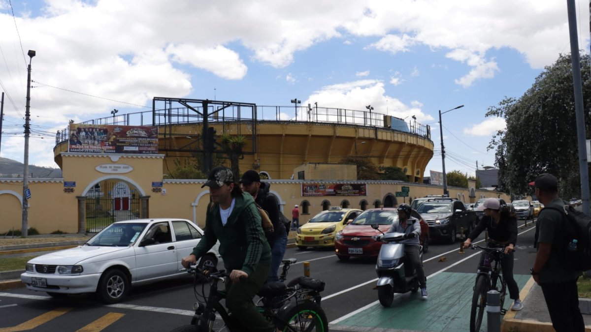 La Plaza de Toros funcionó desde 1960 hasta el 2011, cuando tras la consulta popular se prohibieron las corridas de toros.