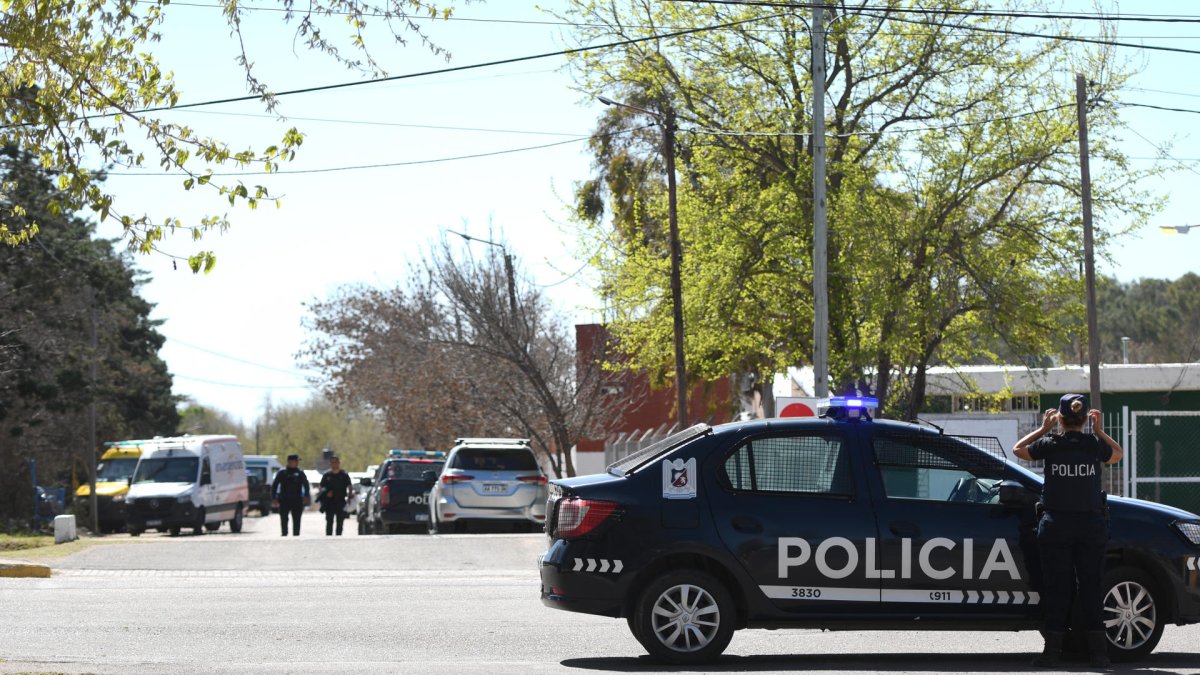 Agentes de la policía custodian a las afueras de un colegio este miércoles, en Mendoza (Argentina).