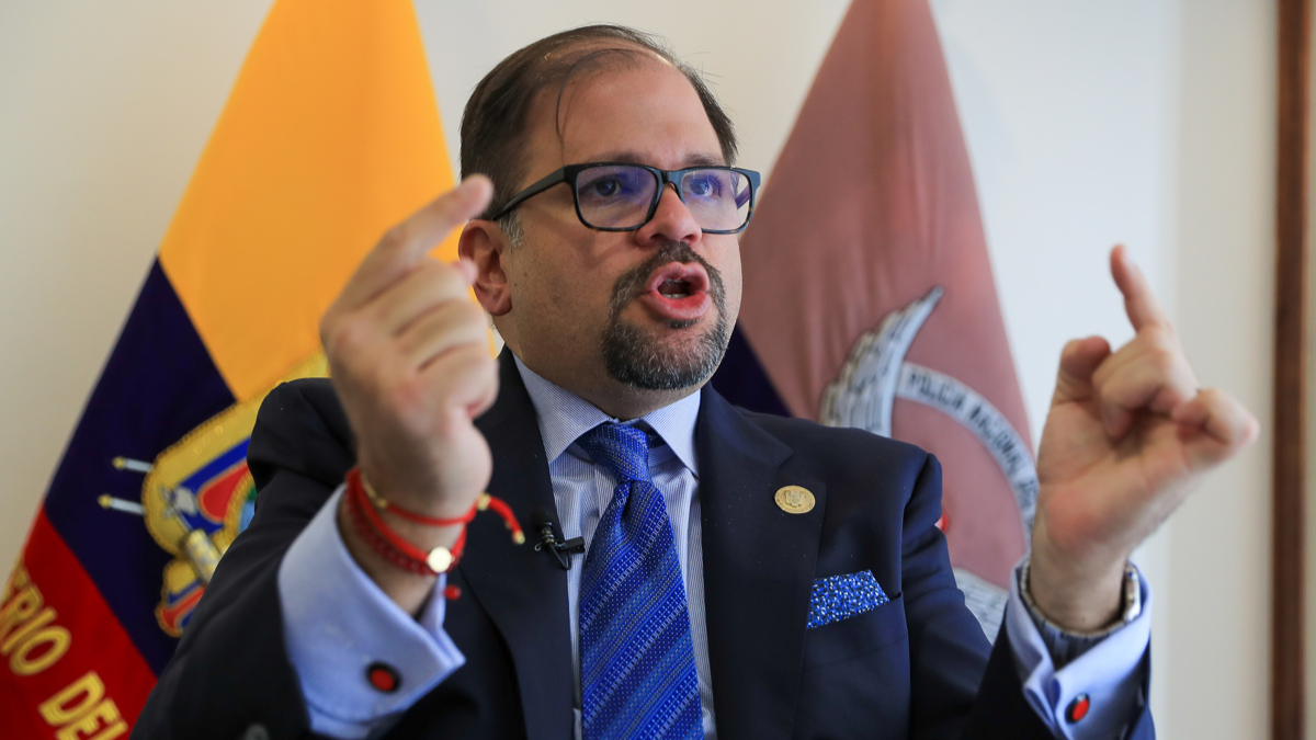 Fotografía de archivo del ministro del Interior de Ecuador, John Reimberg, durante una entrevista con EFE, en Quito (Ecuador).