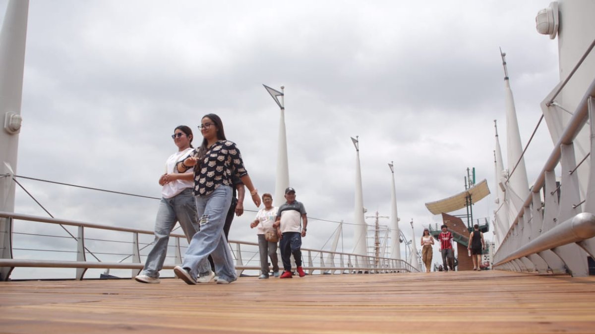 La Fundación Malecón 2000 invirtió $ 53.500 en el mantenimiento correctivo del puente peatonal del Yacht Club, ubicado en el Malecón 2000.