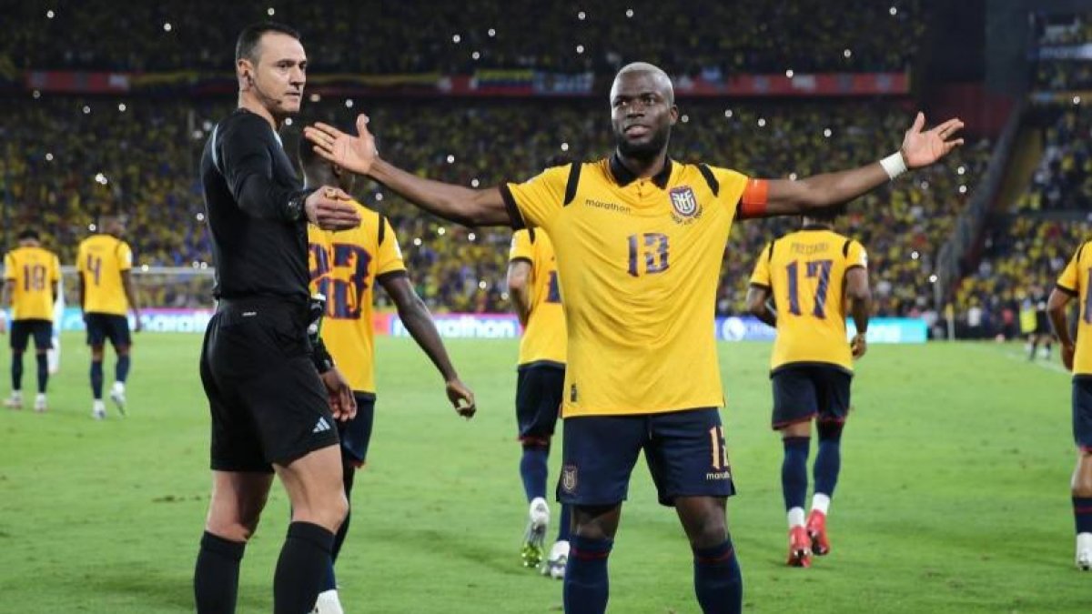 Enner Valencia celebra el gol de Ecuador ante Argentina en el Monumental.